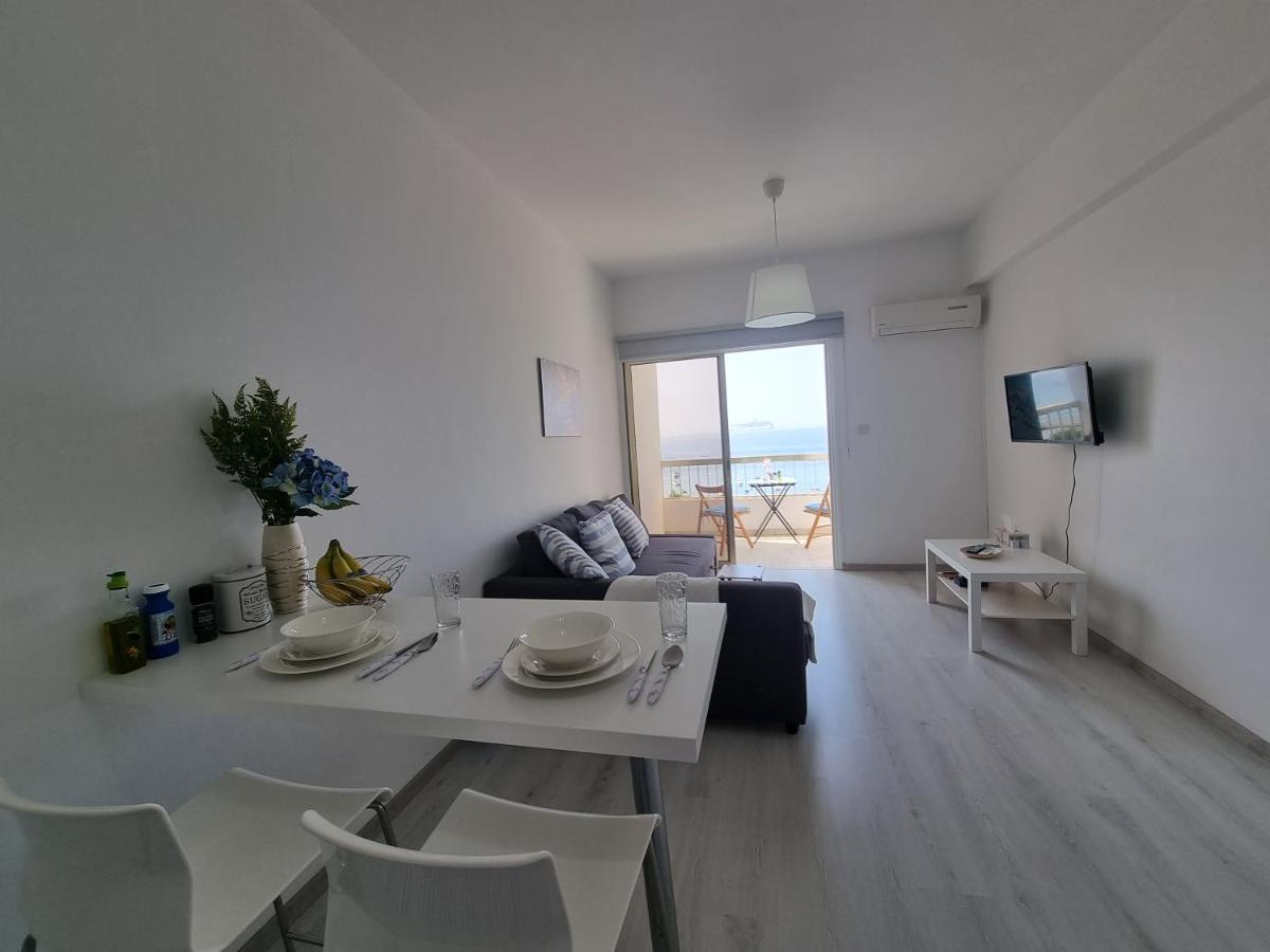 Super Modern Beachfront 1 Bedroom - Sleeps 4 Lemesos Exteriér fotografie